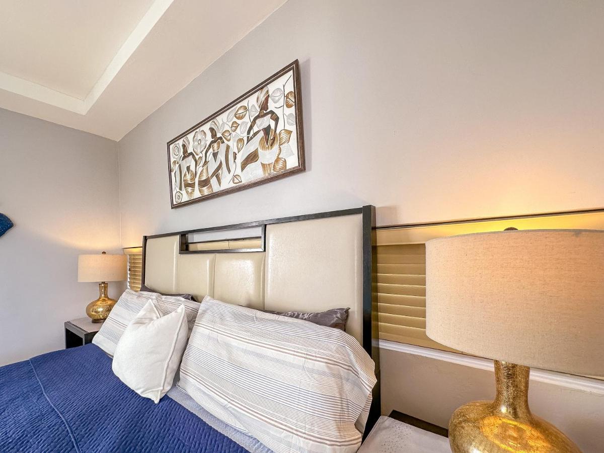 Gorgeous 1 BR PH apartment w Jacuzzi - Housity
