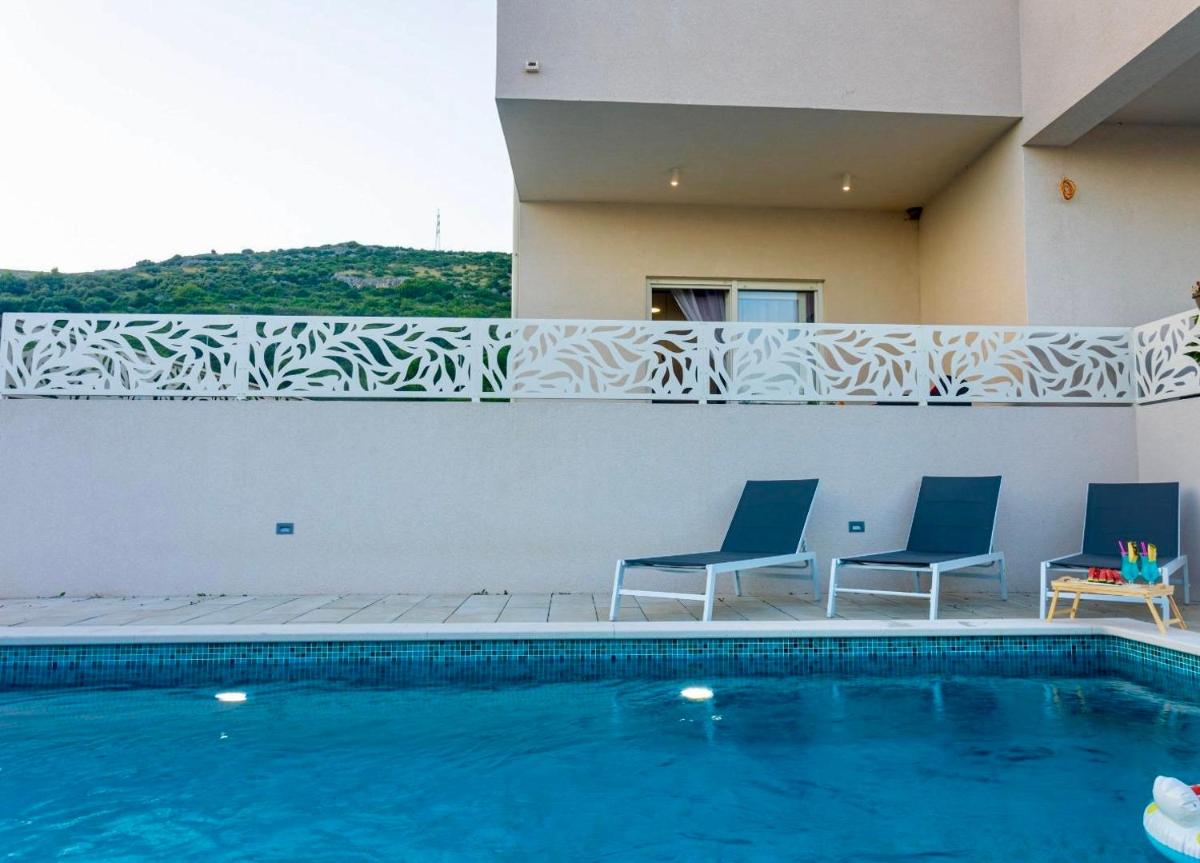 Luxury Poolside Oasis Split - Housity