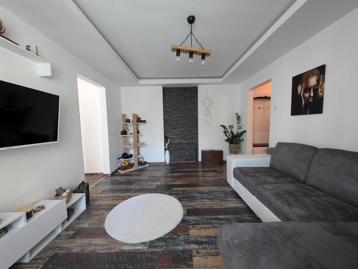 Lara Apartament - Housity