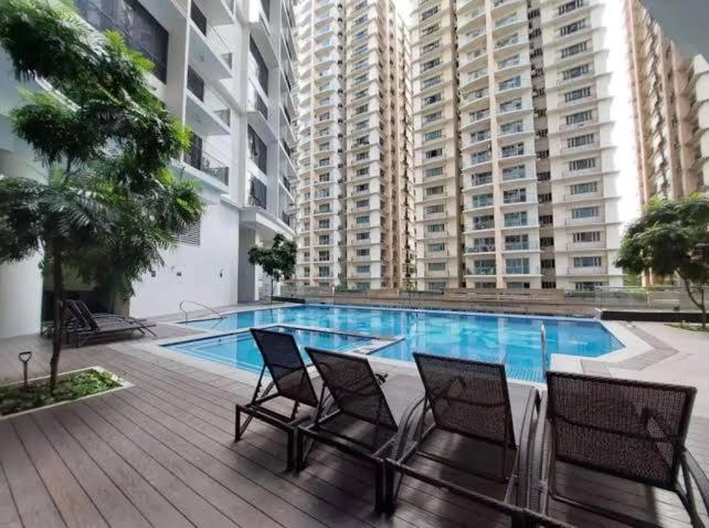 Cozy 2 bedroom with Balcony in Mckinley hill taguig The Florence Residences - Hizvo