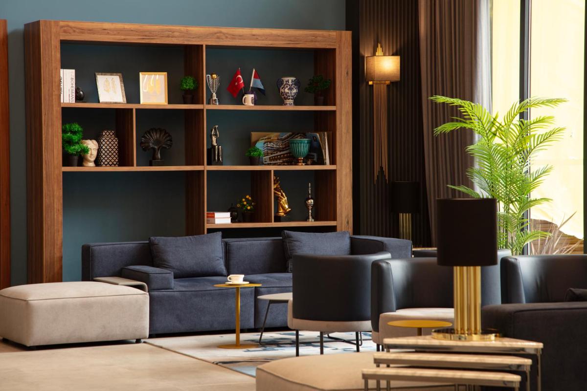 V Center Hotel - Housity