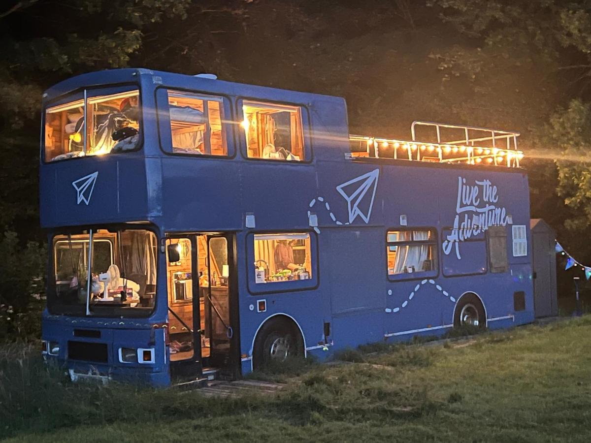 Delightful 2 Bed Double Decker Bus with Hot Tub - Housity