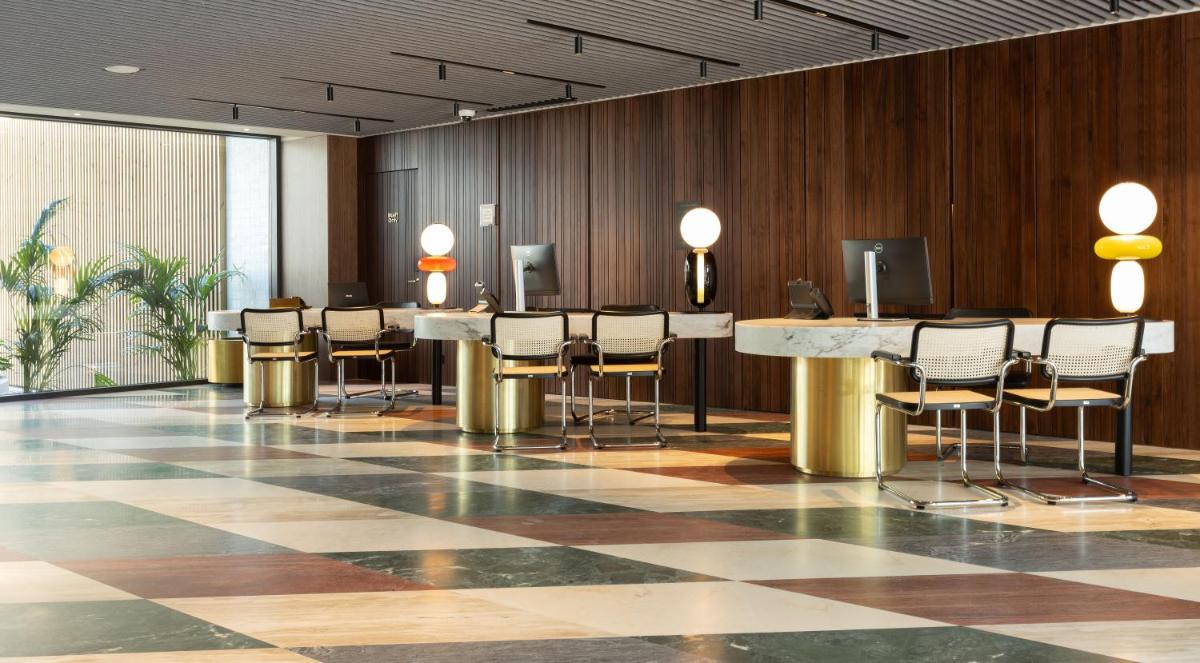 Um restaurante ou outro lugar para comer em Altis Porto Hotel