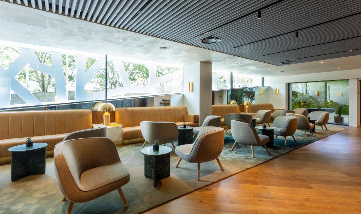 Uma área de estar em Altis Porto Hotel