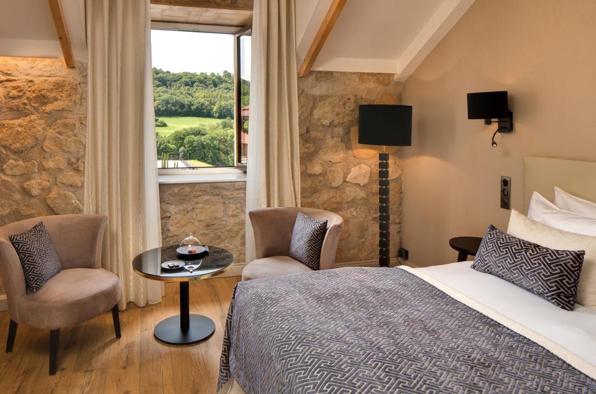Un ou plusieurs lits dans un hébergement de l'établissement Domaine de la Klauss & Spa, Restaurant Gastronomique Le K