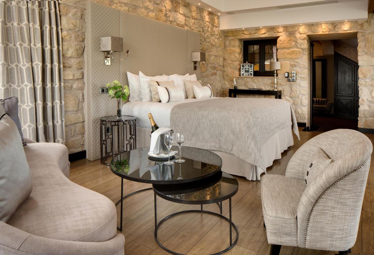 Un ou plusieurs lits dans un hébergement de l'établissement Domaine de la Klauss & Spa, Restaurant Gastronomique Le K
