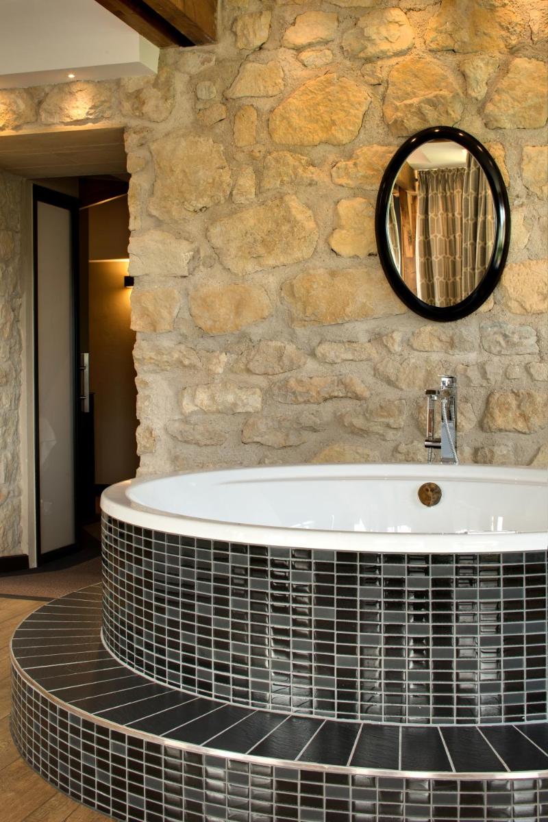 Salle de bains dans l'établissement Domaine de la Klauss & Spa, Restaurant Gastronomique Le K