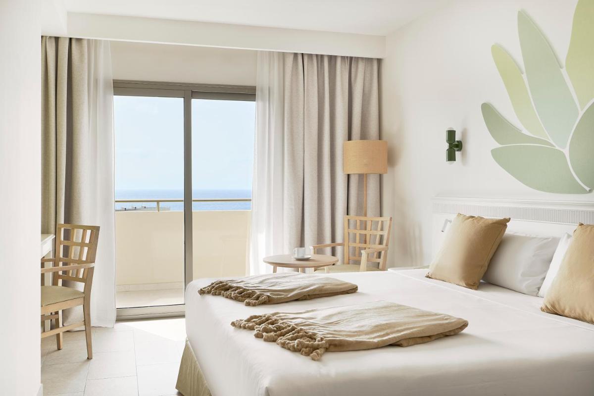 Cama o camas de una habitación en Iberostar Waves Gaviotas Park