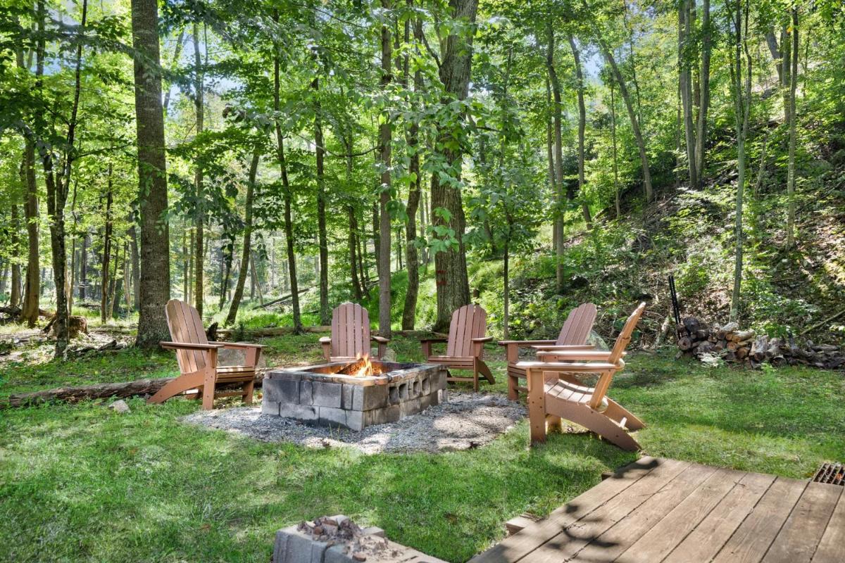 River Access w Hot Tub, Grill, WiFi, & Fire Pit! - Housity