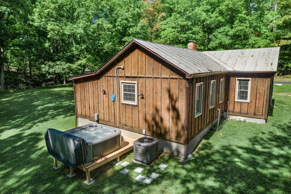 River Access w Hot Tub, Grill, WiFi, & Fire Pit! - Housity