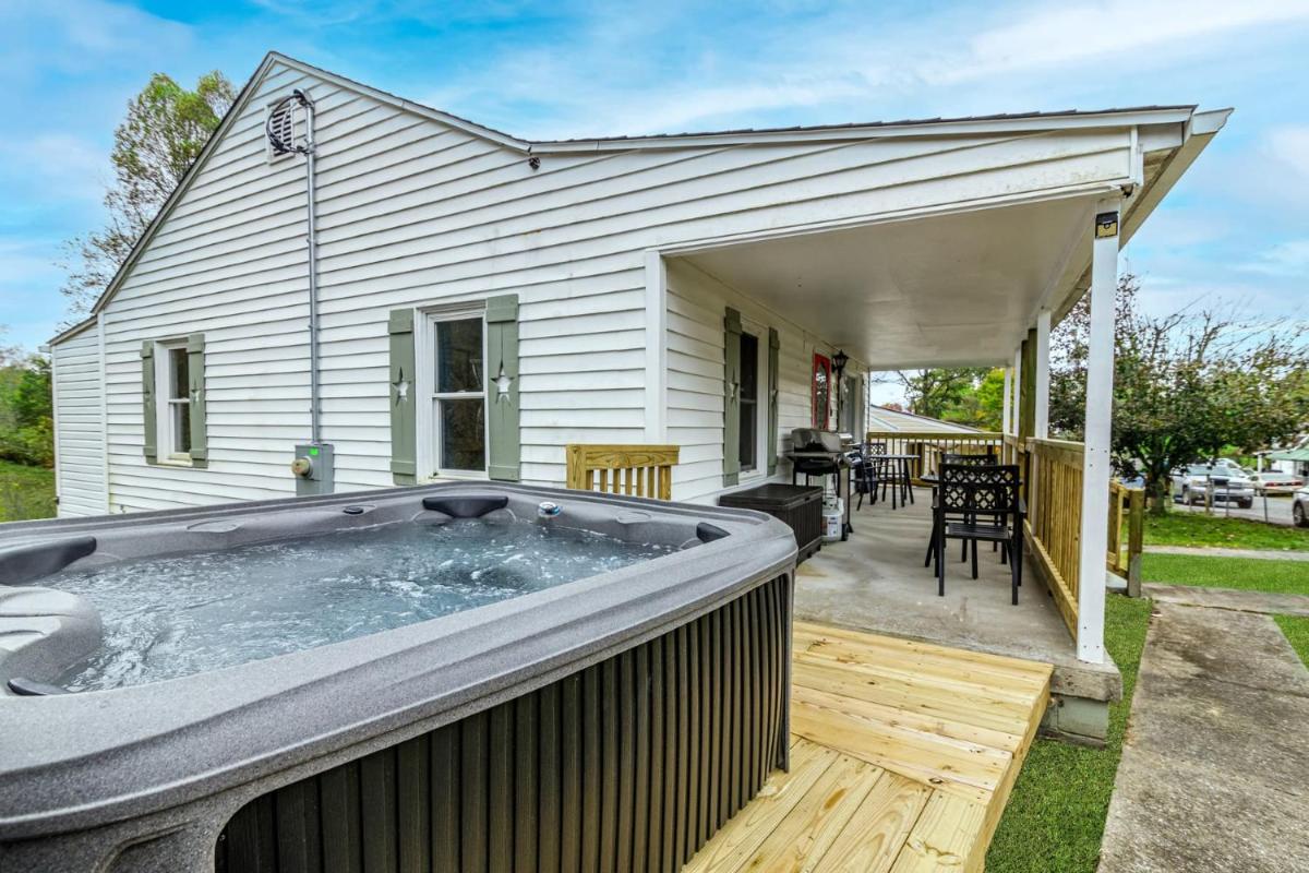 New River Gorge Cottage w Hot Tub, Fire Pit, Grill - Housity