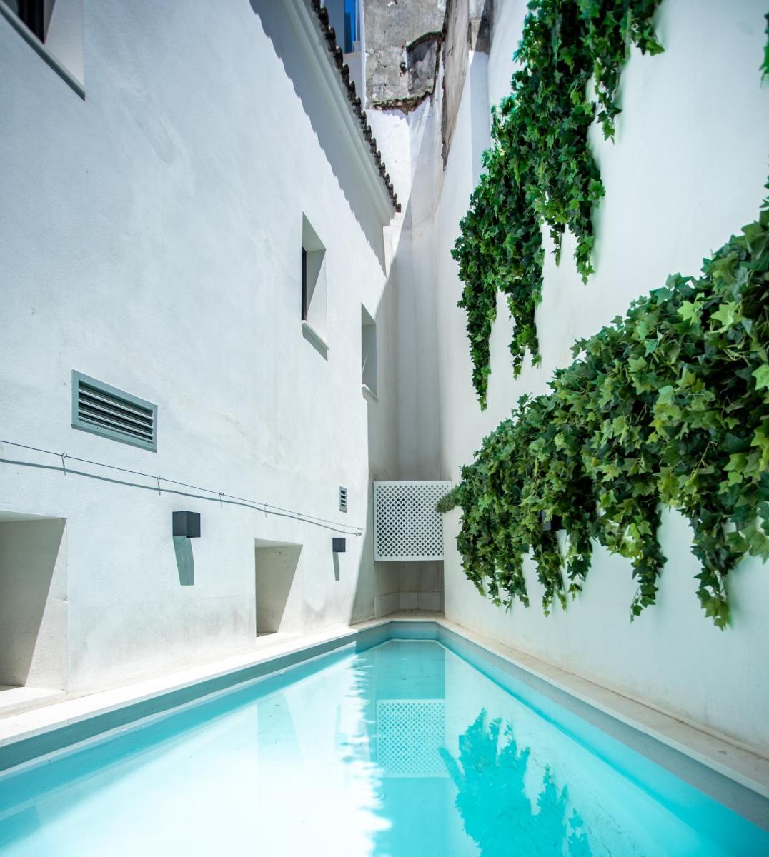 una piscina en un edificio con una planta en Hotel Boutique Sidonia, en Jerez de la Frontera
