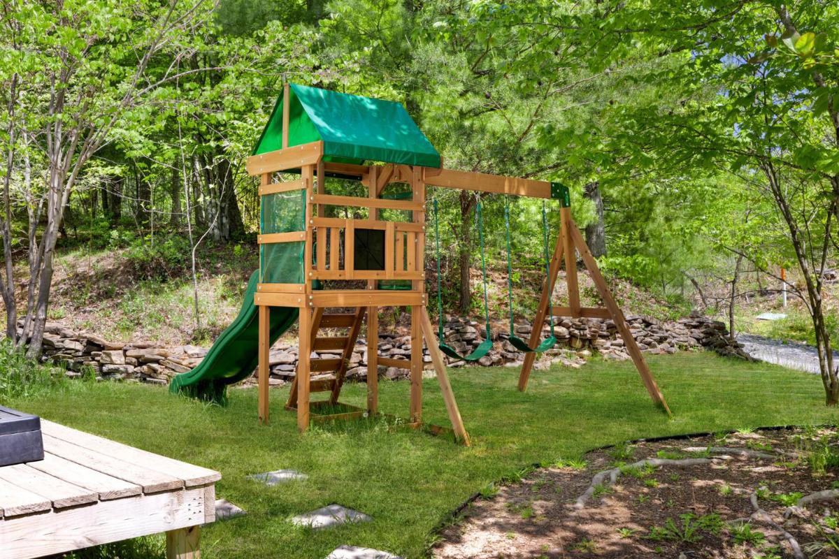 HotTub, FirePit, Grill, Deck, Playset & WiFi - Housity