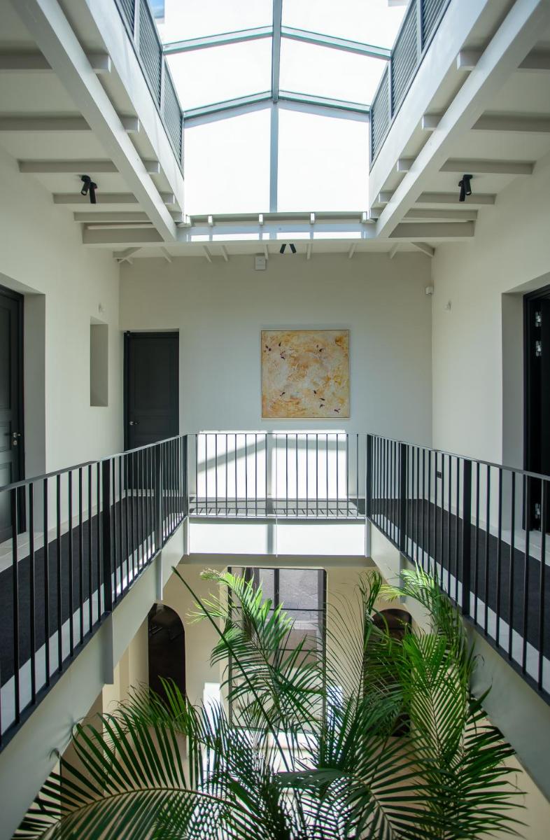 Un pasillo vacío con plantas en un edificio. en Hotel Boutique Sidonia, en Jerez de la Frontera