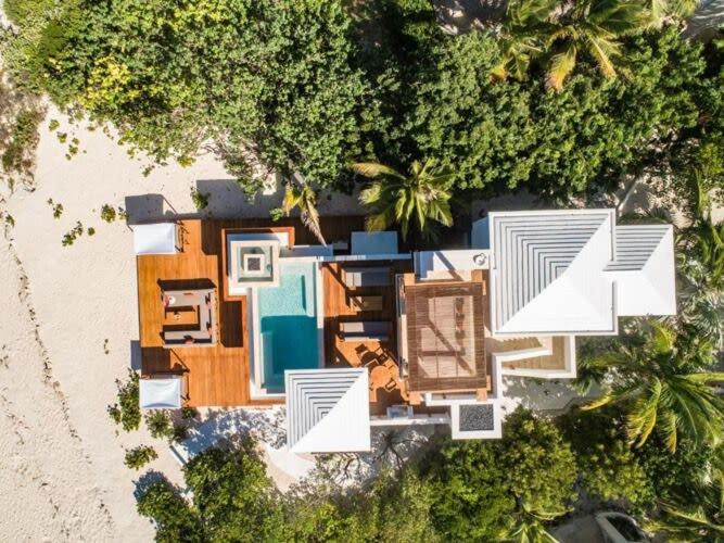 Luxurious Beachfront 2 bedroom villa on Smith's Reef - Housity