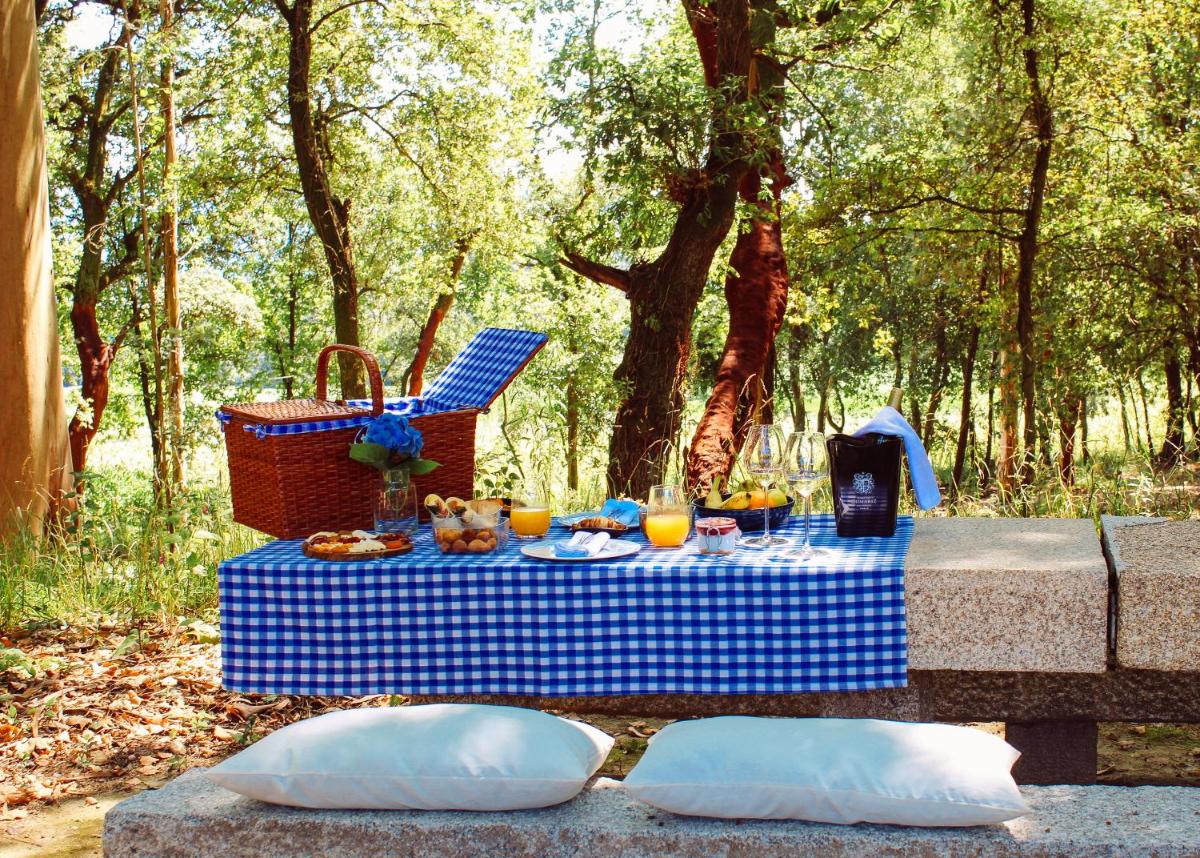 Um jardim no exterior de Torre de Gomariz Wine & Spa Hotel