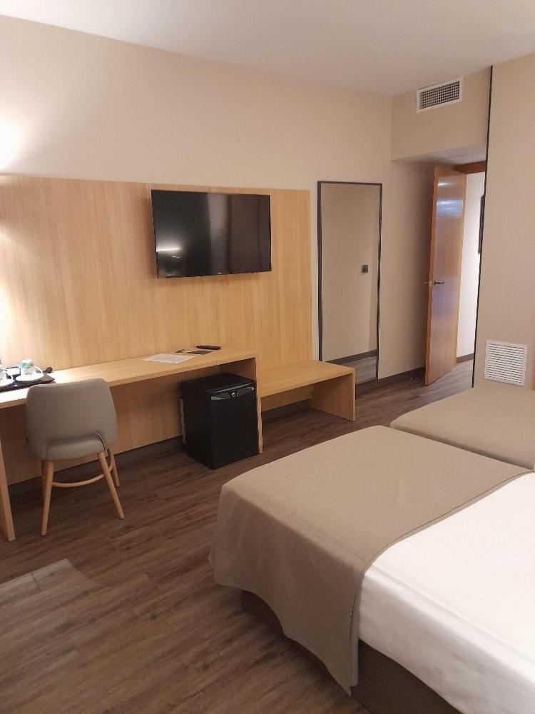 Una televisión o centro de entretenimiento en SOMMOS Hotel Benasque Spa