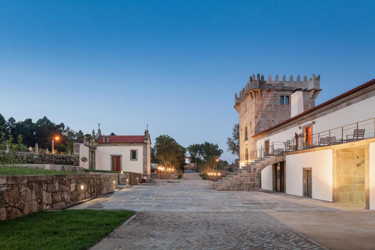 uma rua em frente a um castelo à noite em Torre de Gomariz Wine & Spa Hotel em Braga