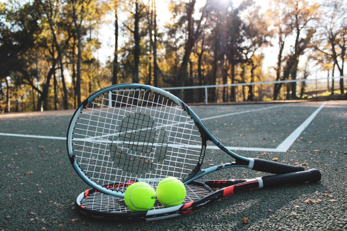 Comodidades para jogar ténis e squash em Torre de Gomariz Wine & Spa Hotel ou nas proximidades