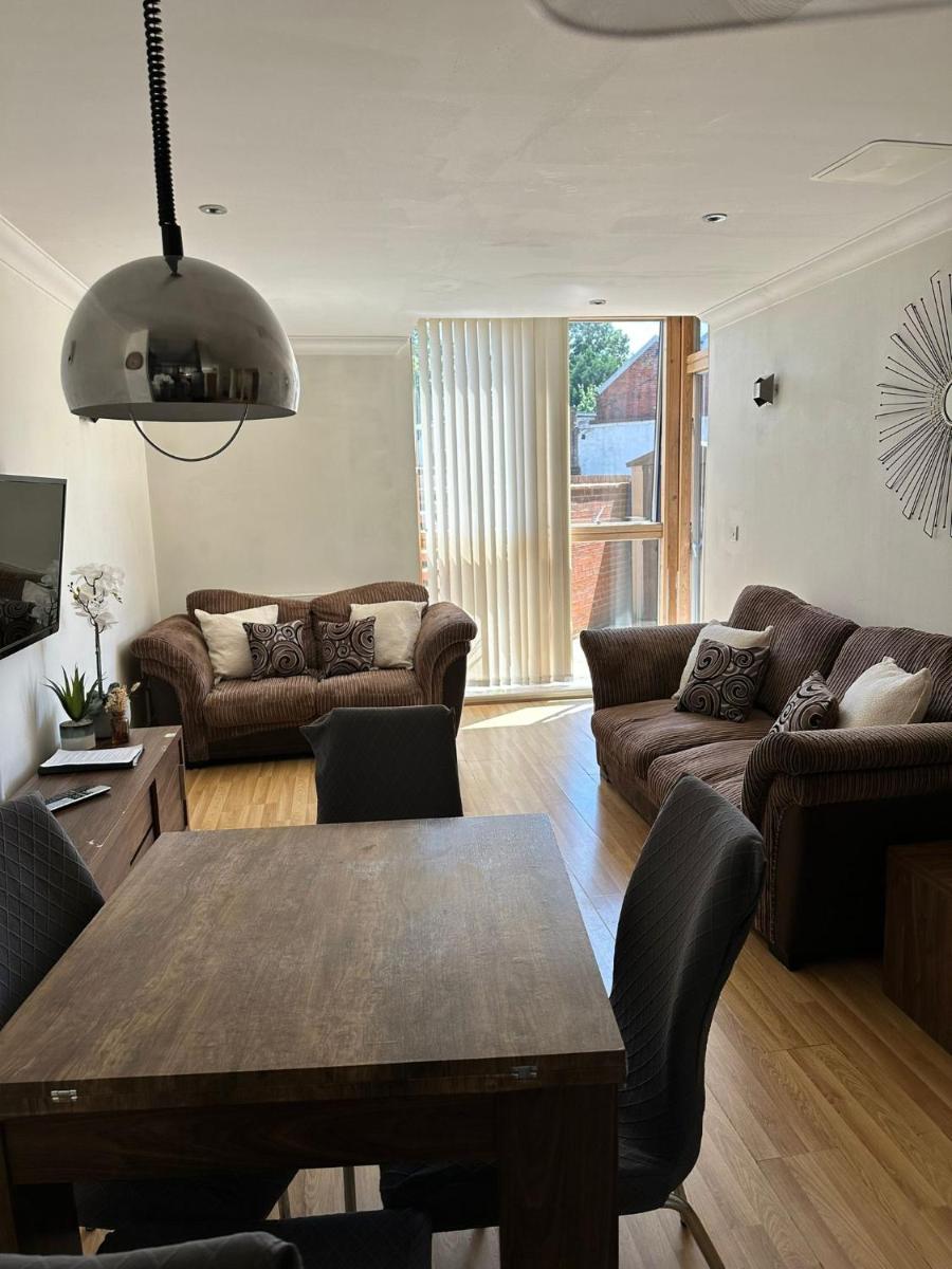 1 Bed Apartment, Sleeps 4, Free Parking, East Croydon, GR London - Housity