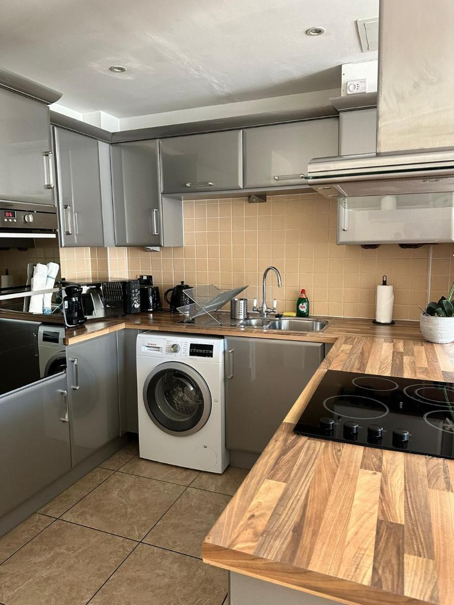 1 Bed Apartment, Sleeps 4, Free Parking, East Croydon, GR London - Housity