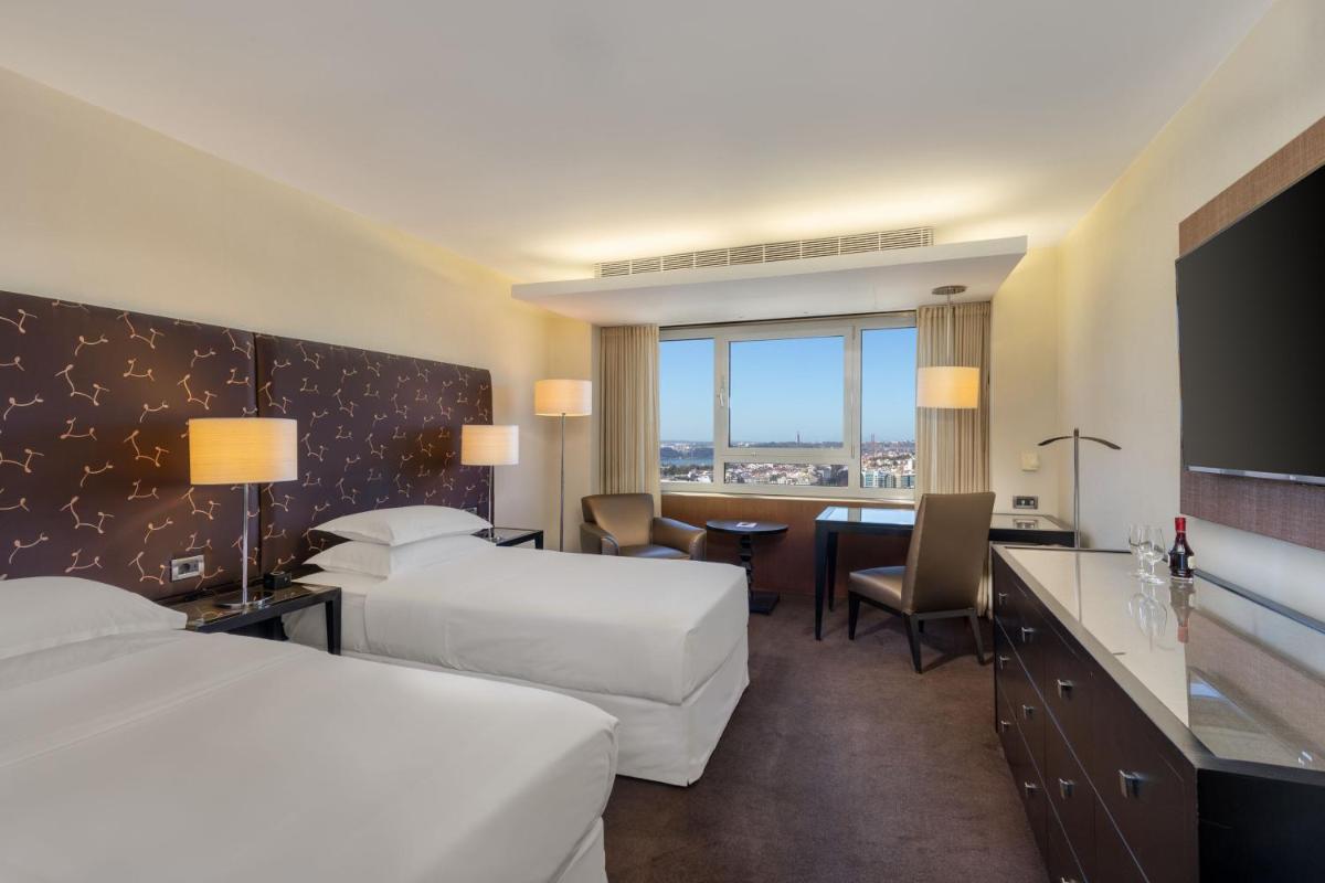 Uma cama ou camas num quarto em Sheraton Lisboa Hotel & Spa