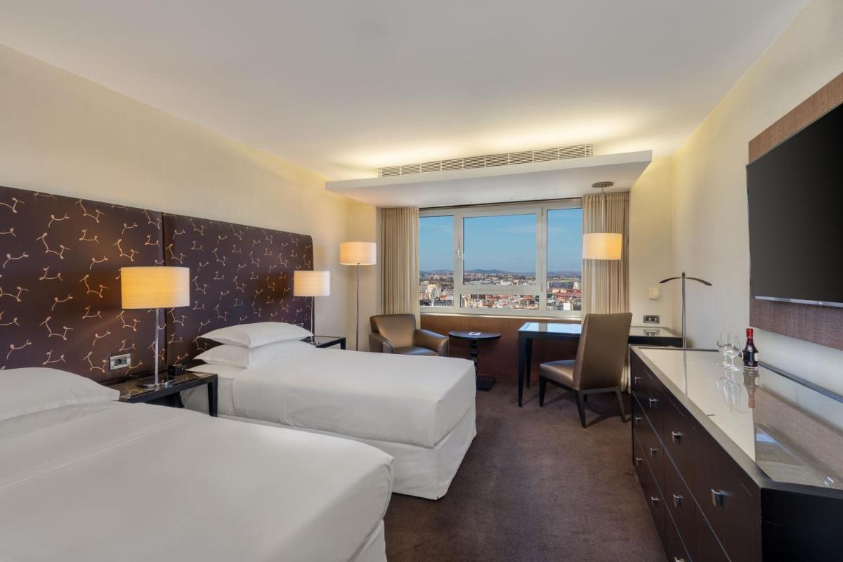 Uma cama ou camas num quarto em Sheraton Lisboa Hotel & Spa