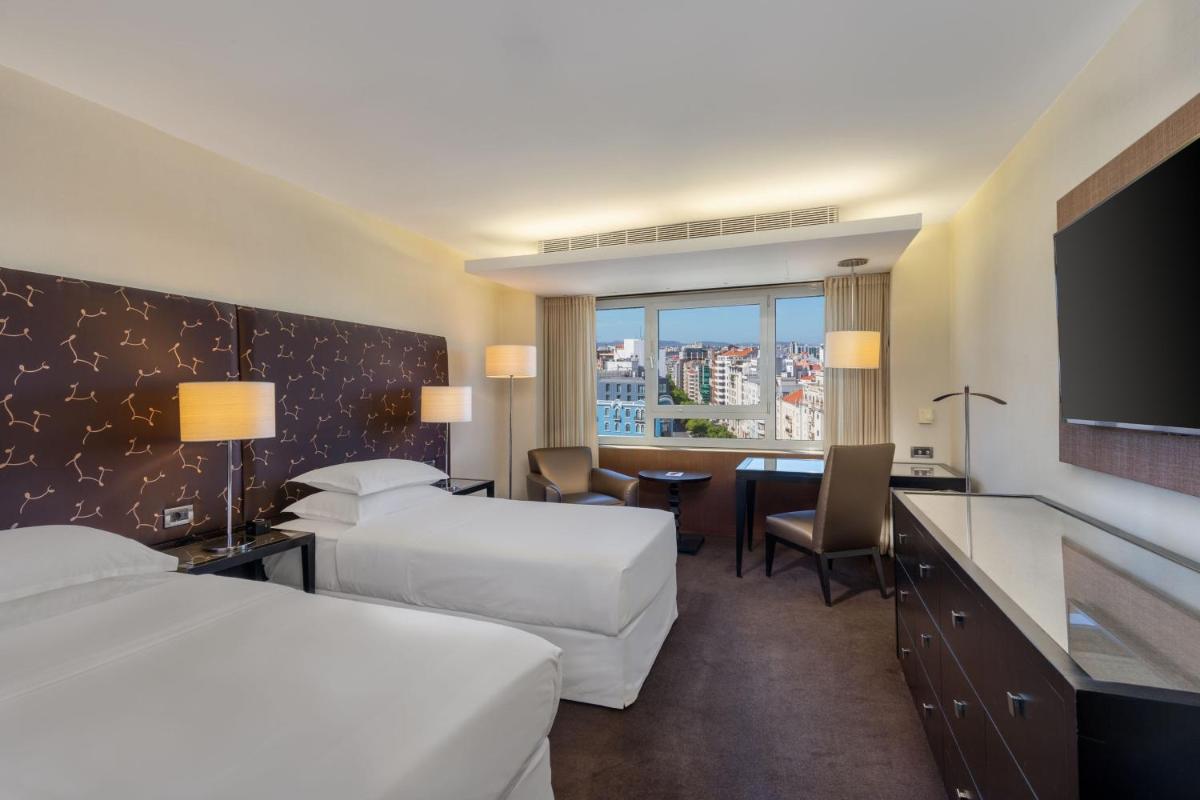 Uma cama ou camas num quarto em Sheraton Lisboa Hotel & Spa