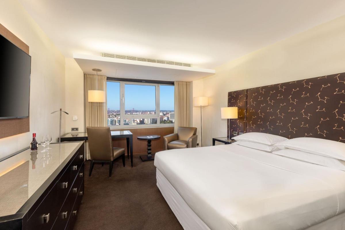 Uma cama ou camas num quarto em Sheraton Lisboa Hotel & Spa