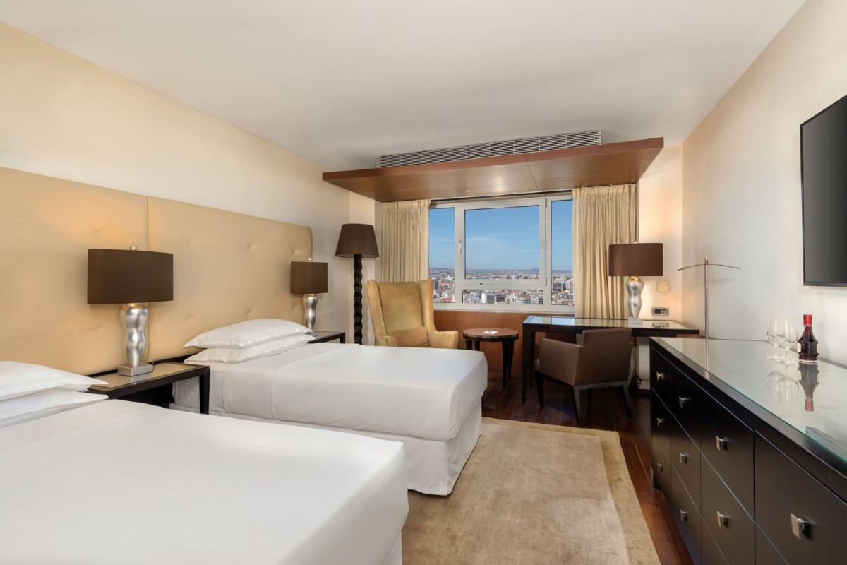 Uma cama ou camas num quarto em Sheraton Lisboa Hotel & Spa