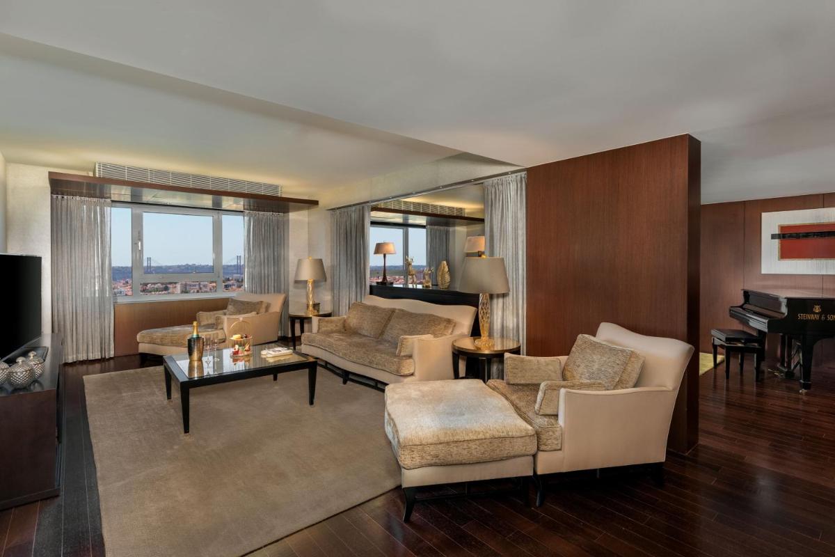 uma sala de estar com um sofá e um piano em Sheraton Lisboa Hotel & Spa em Lisboa