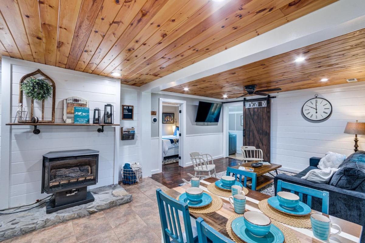 Cozy Cottage Between Asheville and Black Mountain! - Housity