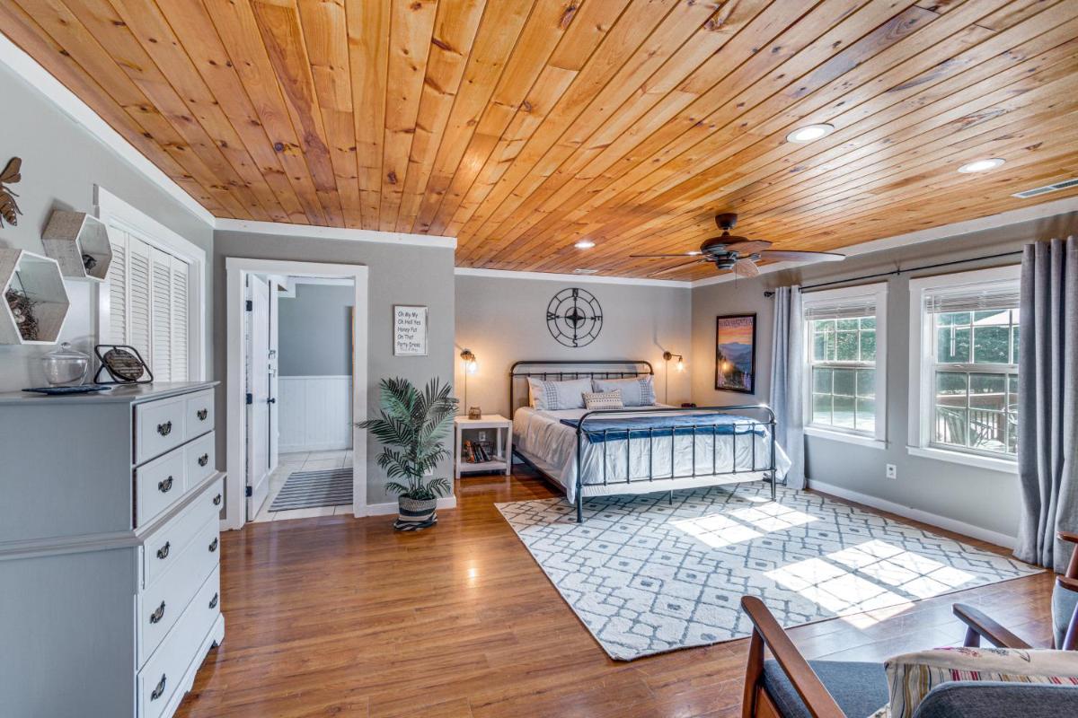 Cozy Cottage Between Asheville and Black Mountain! - Housity