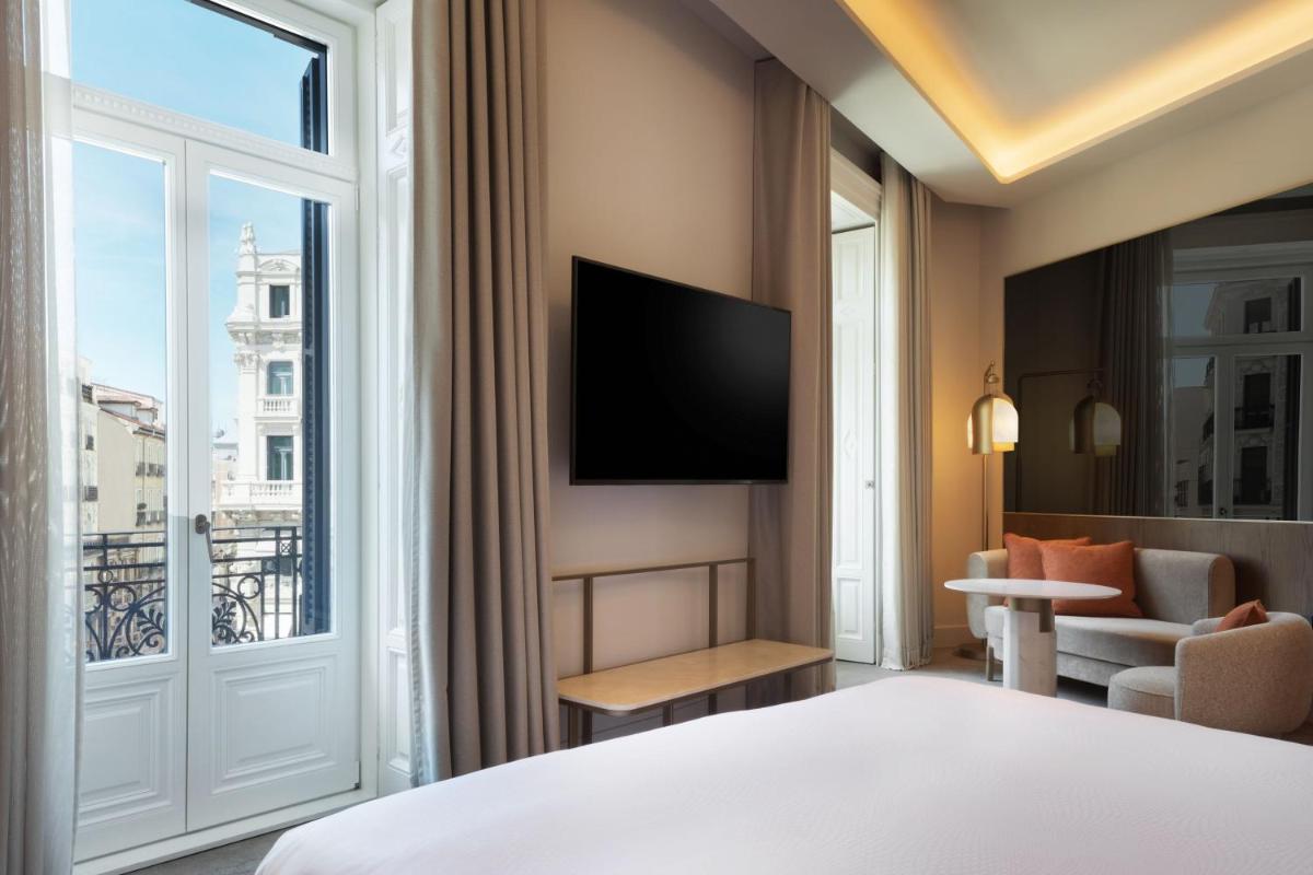 Una televisión o centro de entretenimiento en JW Marriott Hotel Madrid