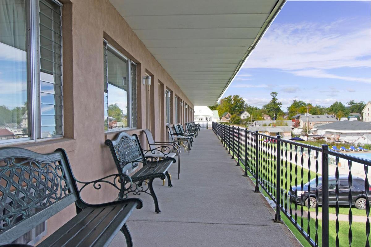 Half Moon Motel & Cottages - Housity
