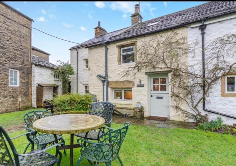 Westside Cottage, Newby, Clapham, Yorkshire Dales National Park, Famous Three Peaks, Near The Lake District, Pets are Welcome - Housity