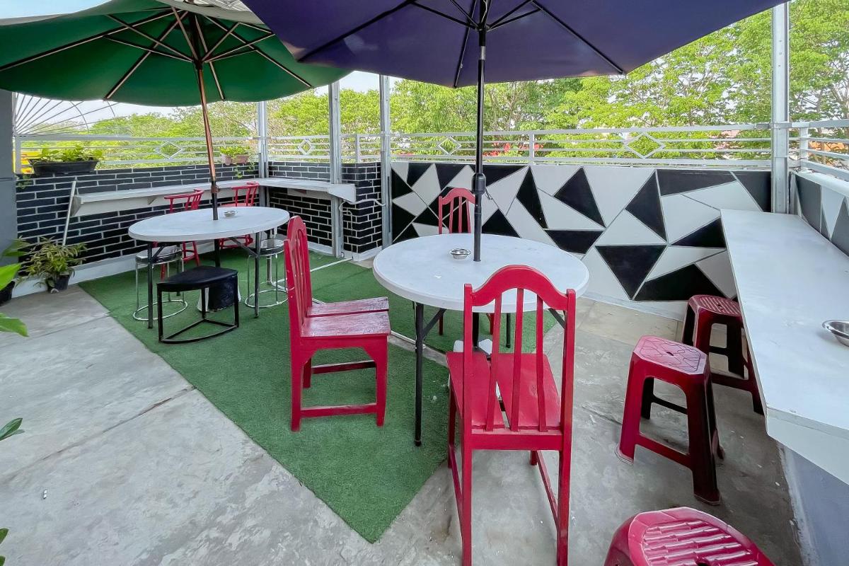 RedDoorz Near Karawang Central Plaza - Housity