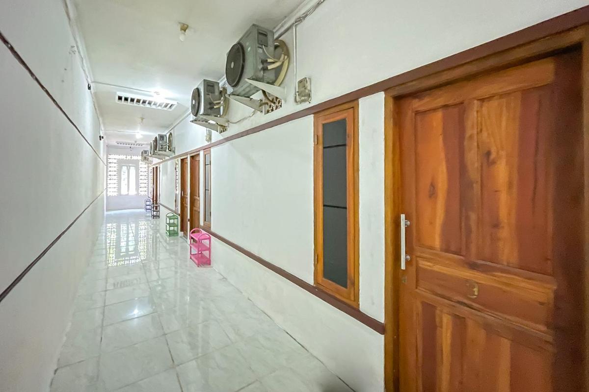 RedDoorz Near Karawang Central Plaza - Housity