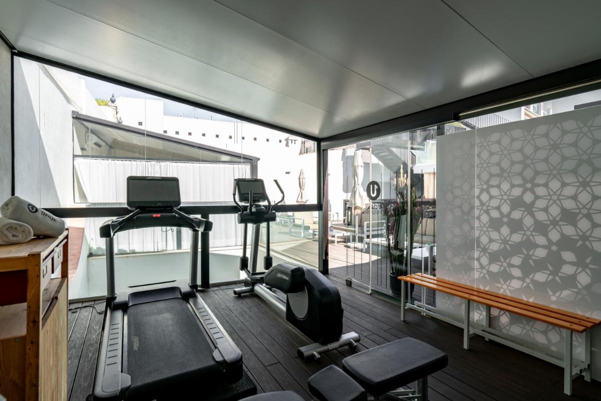 Habitación con gimnasio y ventana grande. en Vincci Selección Unuk 5 GL, en Sevilla