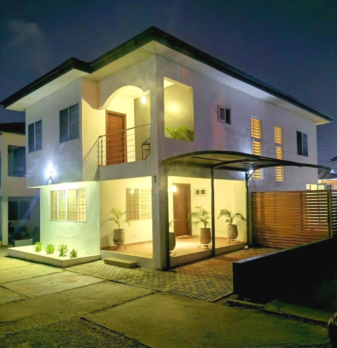 Beautiful 3 bedroom Townhouse in Accra just 15minutes from the Airport - Housity