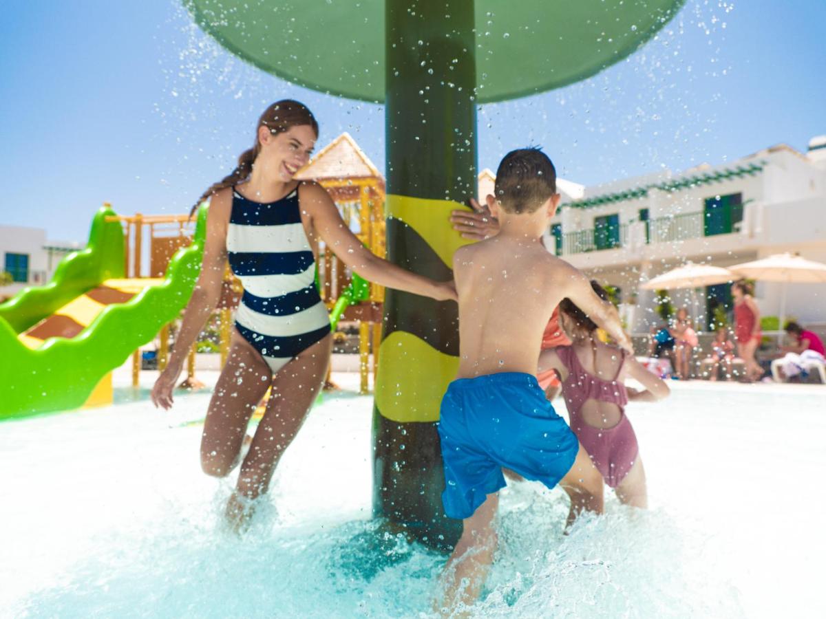 un niño y una niña jugando en un parque acuático en MYND Yaiza, en Playa Blanca