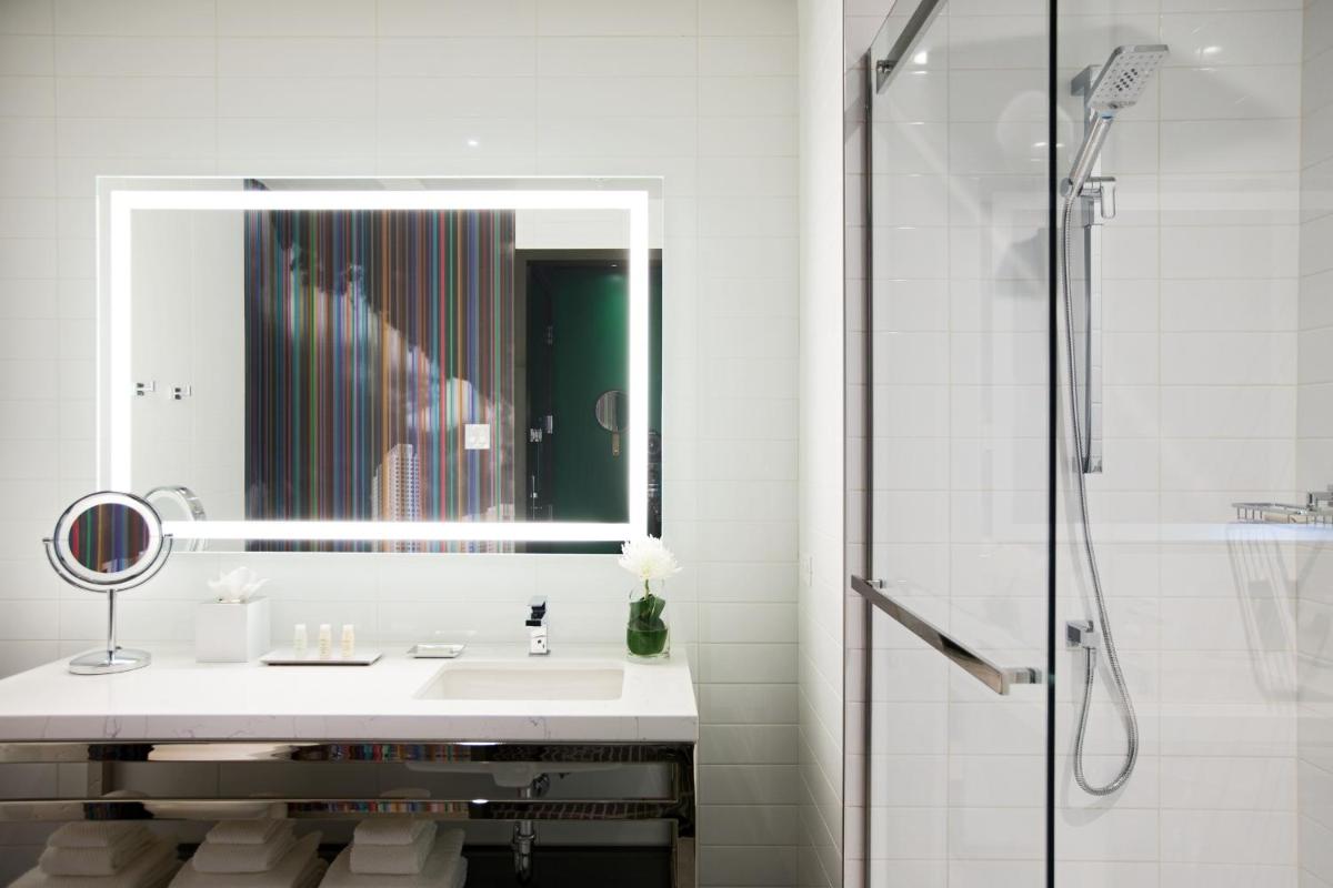 Renaissance Montreal Downtown Hotel - Housity