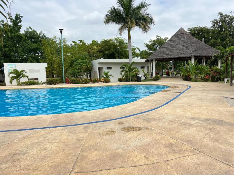 Ejecutiva Frac privado Nueva alberca 50MB Factura - Housity