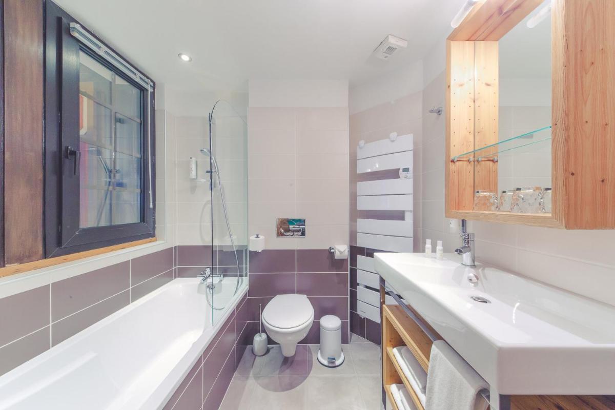 Salle de bains dans l'établissement Fleur De Neige Châtel