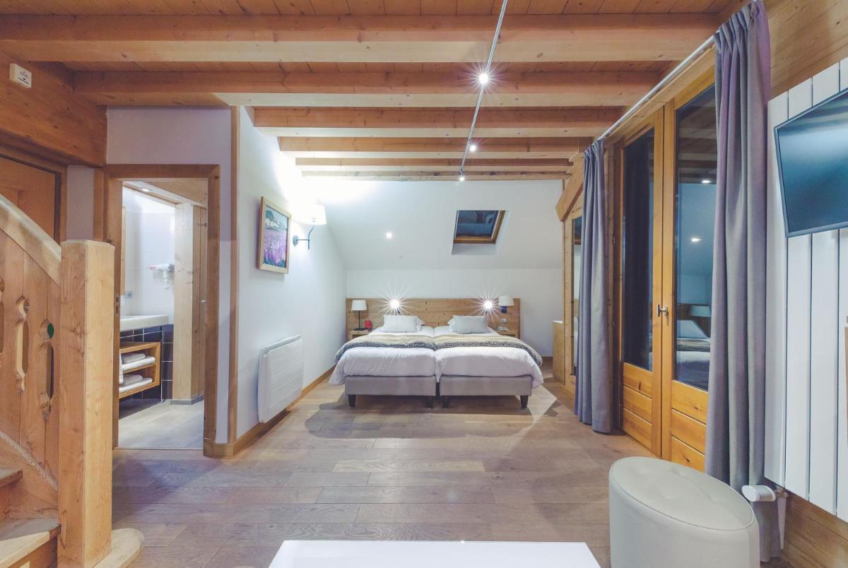 une grande chambre avec un lit et une salle de bains. dans l'établissement Fleur De Neige Châtel, à Châtel