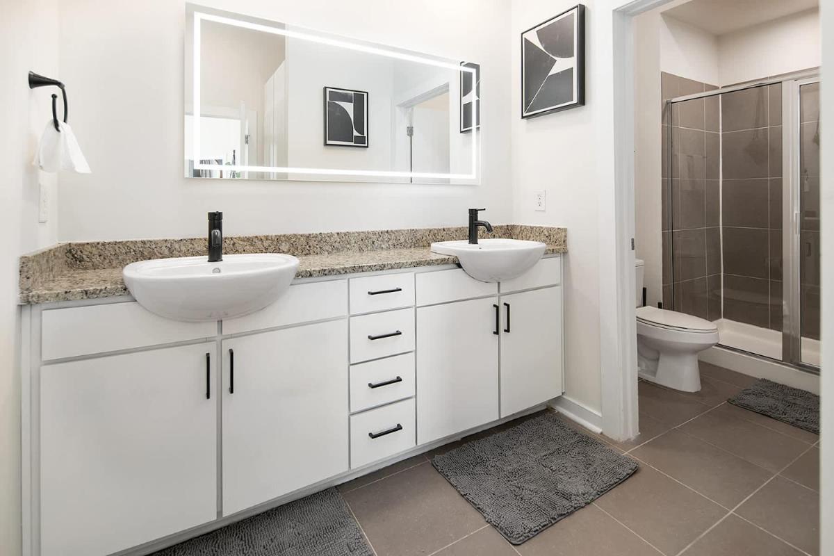 Uptown 1st Ward Corner Unit Superior 2BD Apt - Housity