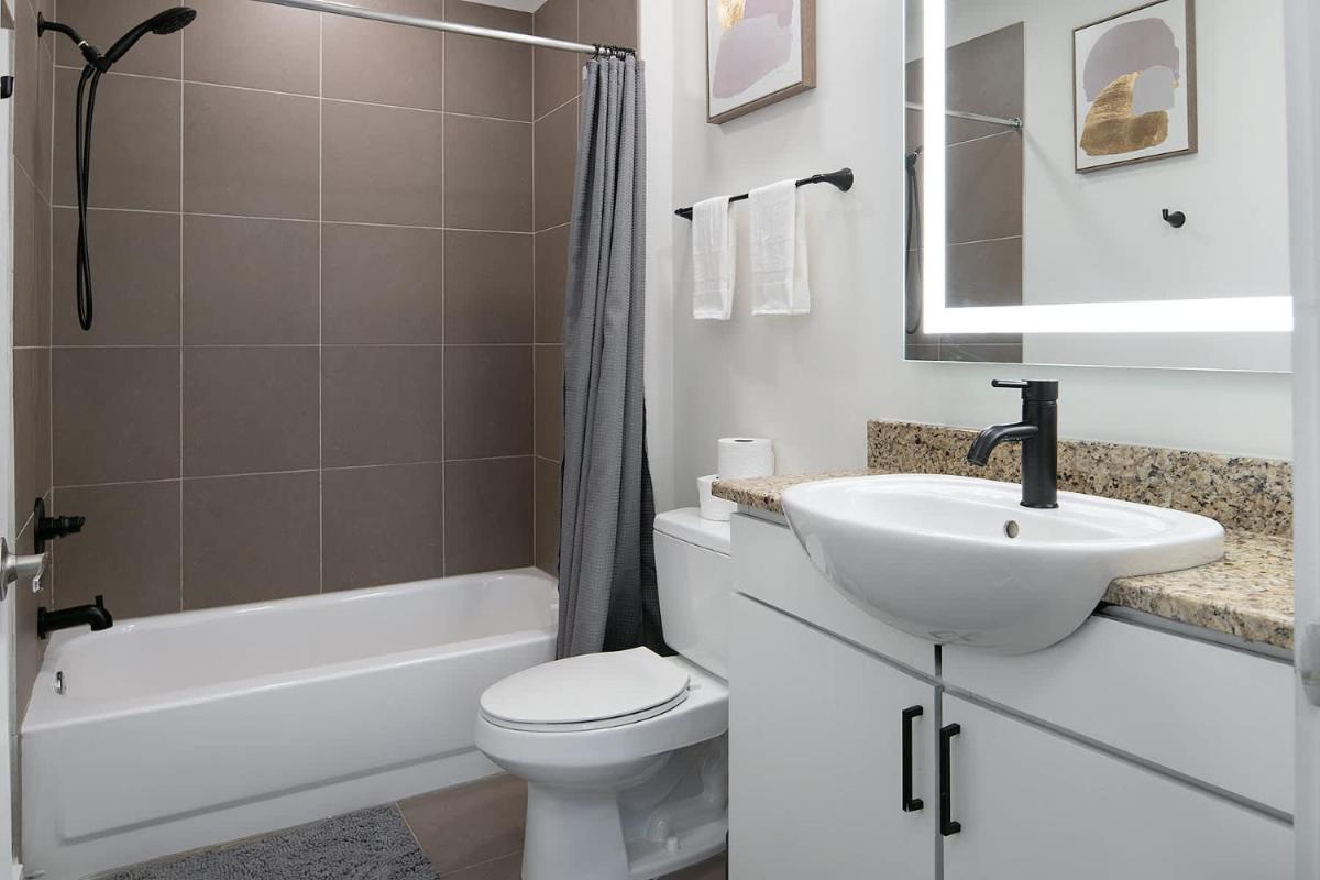 Uptown 1st Ward Corner Unit Superior 2BD Apt - Housity