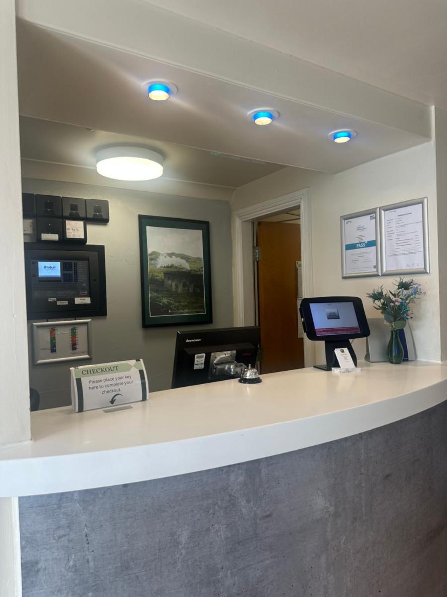 go2 Glasgow Cumbernauld Hotel free parking - Housity