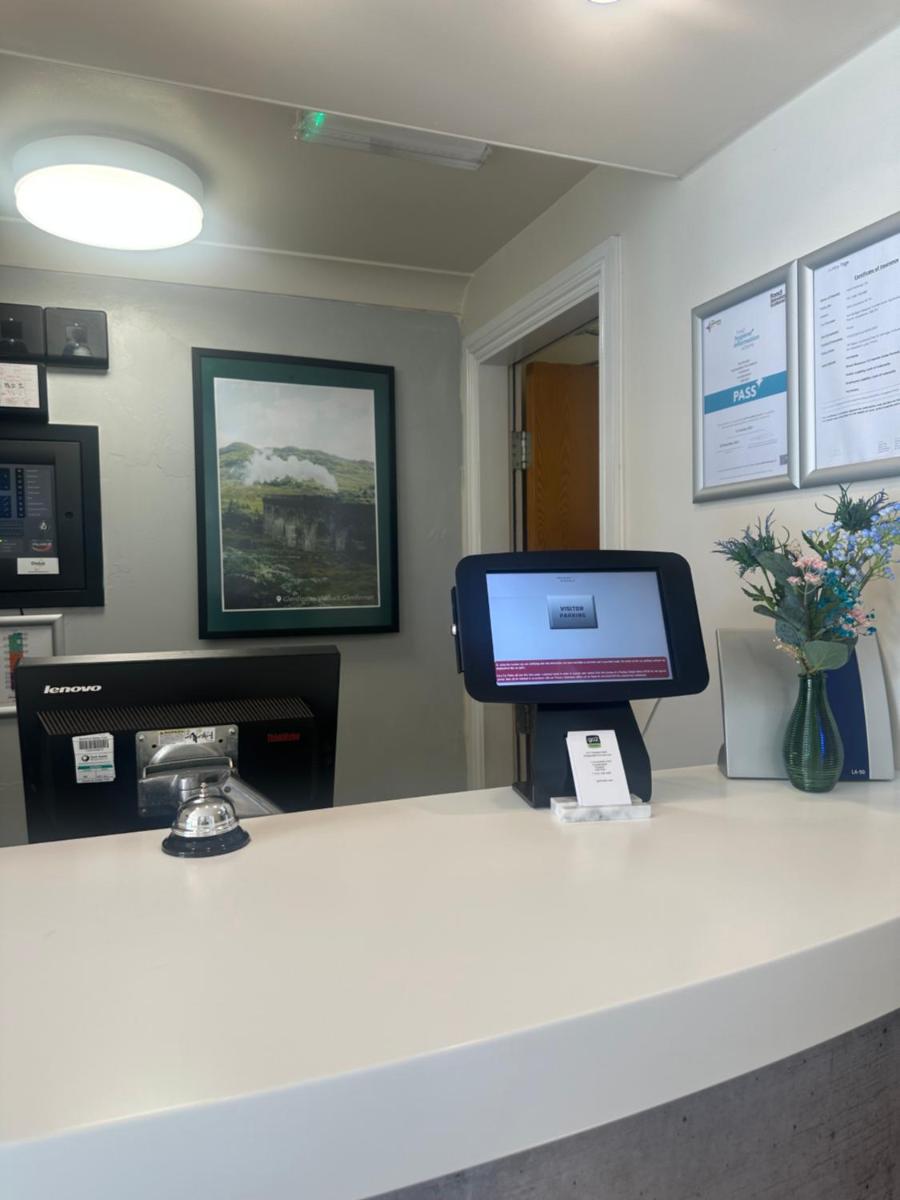 go2 Glasgow Cumbernauld Hotel free parking - Housity