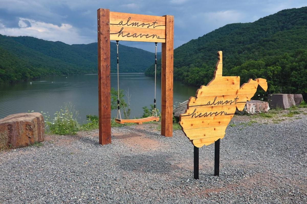 Cozy Cabin w Lake, Hot Tub, Huge Deck & Fire Pit - Housity